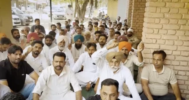 ਐਸਡੀਐਮ ਦਫ਼ਤਰ ਬਾਹਰ ਧਰਨੇ 'ਤੇ ਬੈਠੇ ਕਾਂਗਰਸੀ ਵਰਕਰ