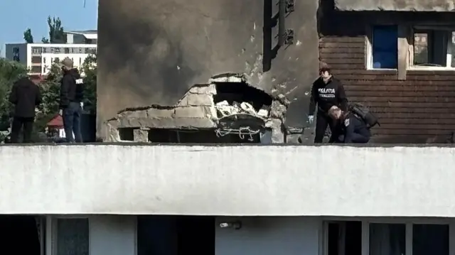 Последствия попадания дрона в жилой дом в Галаце