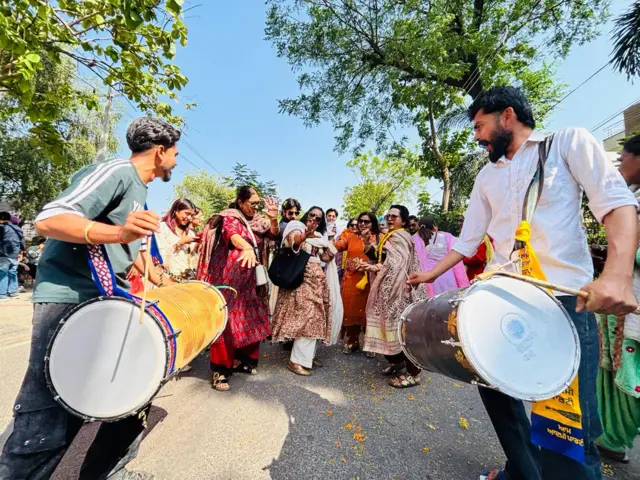 ਢੋਲ 'ਤੇ ਨੱਚ ਕੇ ਖੁਸ਼ੀ ਮਨਾ ਰਹੇ ਆਪ ਸਮਰਥਕ