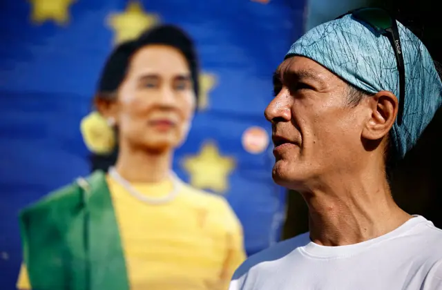 ဒေါ်အောင်ဆန်းစုကြည် အသက် ၈၀ ပြည့် မွေးနေ့တုန်းက မိခင်ဖြစ်သူလွတ်မြောက်ရေးတောင်းဆိုခဲ့တဲ့ သားငယ် ကင်မ်