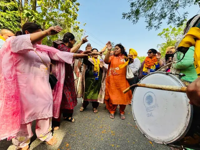 ਢੋਲ 'ਤੇ ਨੱਚ ਕੇ ਜਸ਼ਨ ਮਨਾ ਰਹੀਆਂ ਆਪ ਸਮਰਥਕਾਂ