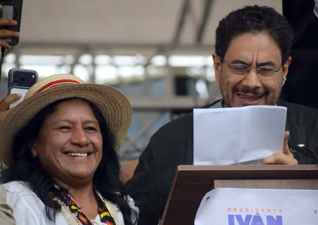 Aida Quilcué e Iván Cepeda en un evento de campaña.