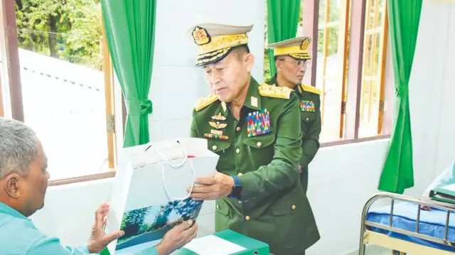 စစ်ဆေးရုံတစ်ခုမှာ ဒုချုပ်ဒုတိယဗိုလ်ချုပ်မှူးကြီးစိုးဝင်းနဲ့အတူတွေ့ရတဲ့ ဗိုလ်ချုပ်ကိုကိုလွင်
