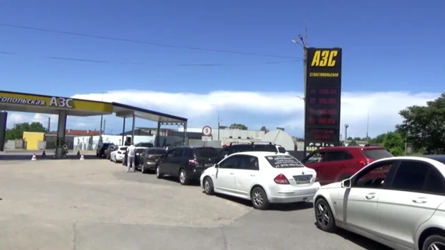 Очередь машин на заправочную станцию в Севастополе