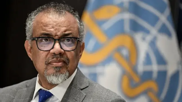 Dr Tedros aboneka umutwe, no mu maso, ariko araba muri camera