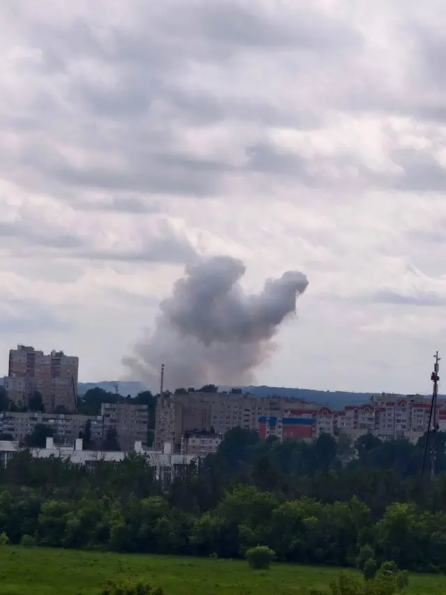 дым над городской застройкой