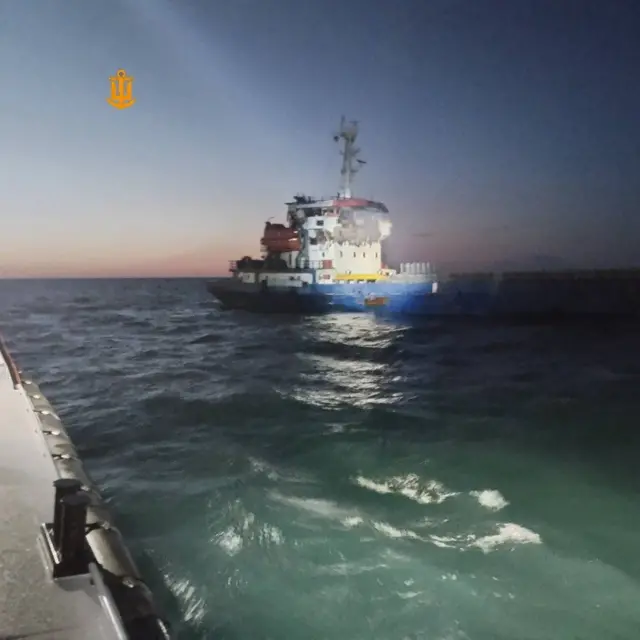 сухогруз в море
