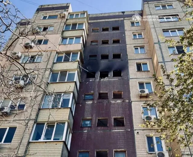 Жилой дом с обгоревшей секцией