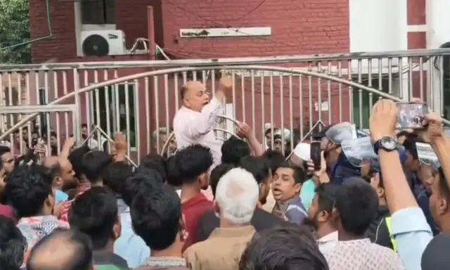 বিএনপি নেতাকে আটকের পর থানা ঘেরাও করে শ্লোগান দিতে দেখা যায় নেতাকর্মীদের