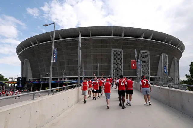 Des supporters arrivent au stade