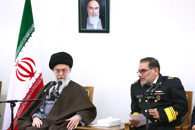 علی شمخانی سال‌ها فرمانده نیروی دریایی سپاه و ارتش، هشت سال وزیر دفاع و بیش از یک دهه نماینده علی خامنه‌ای در شورای عالی امنیت ملی و دبیر این شورا بود
