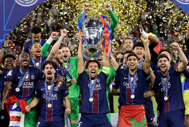 Marquinhos soulève le trophée de la Ligue des champions de l'UEFA
