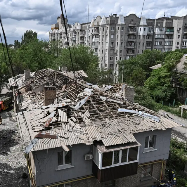 Двухэтажный дом с сильно поврежденной крышей