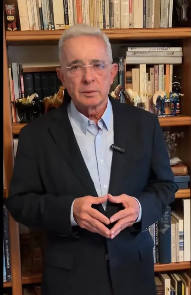 Álvaro Uribe en su despacho