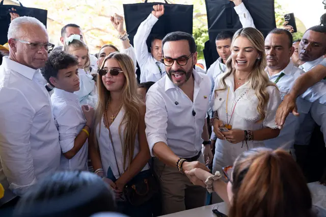 Abelardo en su meta de votación