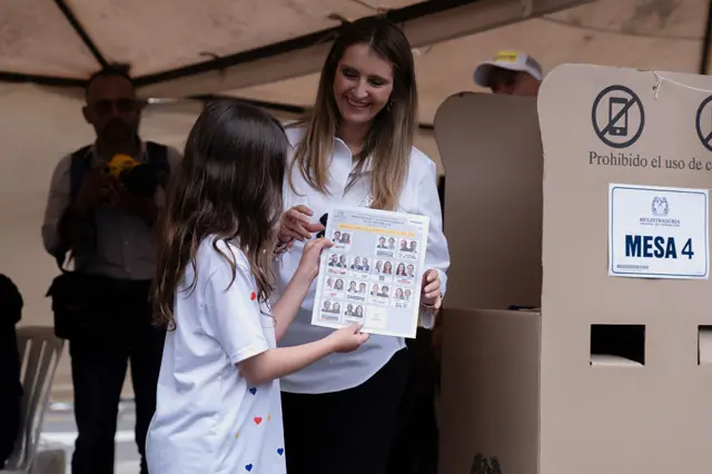 Paloma Valencia y su hija en el puesto de votación