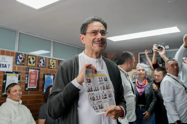 Iván Cepeda muestra su tarjetón marcado