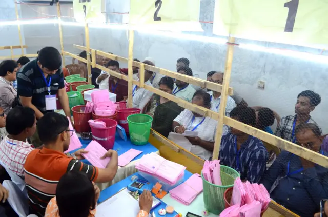 আলিপুর মাল্টিপারপাস গভর্নমেন্ট গার্লস হাইস্কুলে ভোট গণনা চলছে।