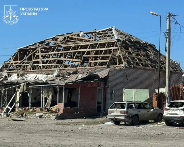 Последствия удара по городу, расположенному недалеко от Харькова