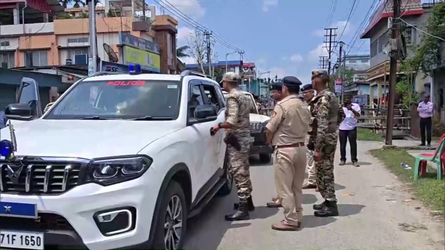 দিনহাটায় পুলিশের টহল