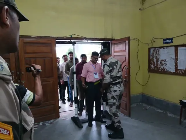 ভোট গণনা কেন্দ্রে ঢোকার আগে কড়া সুরক্ষা বেষ্টনী