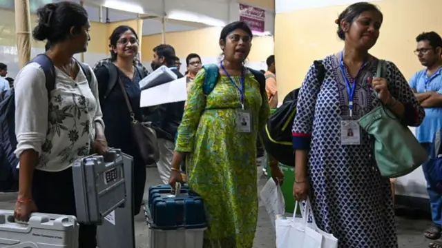 कोलकाता में चुनावी तैयारी में लगीं मतदानकर्मी