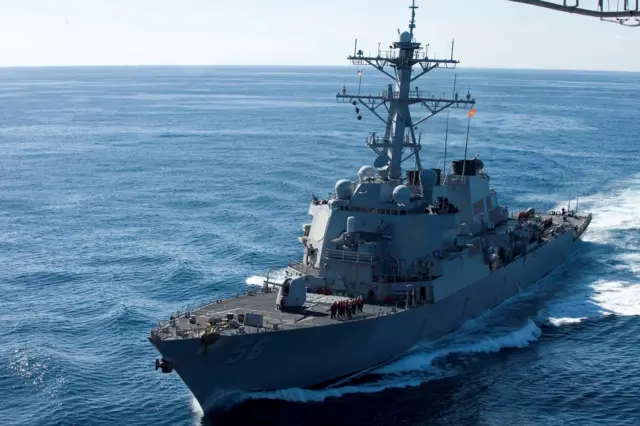 Ingabo za Amerika zirwanira mu mazi zirimo gukoresha amato abiri y’intambara azwi nka ‘guided-missile destroyers’ mu kwambutsa amato y'ubucuruzi muri Hormuz