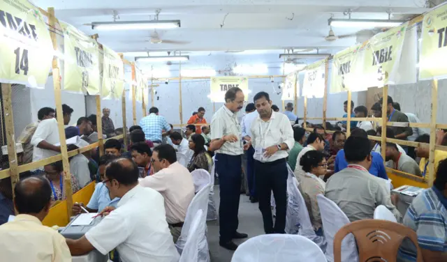 ভোট গণনা কেন্দ্রে চূড়ান্ত ব্যস্ততা