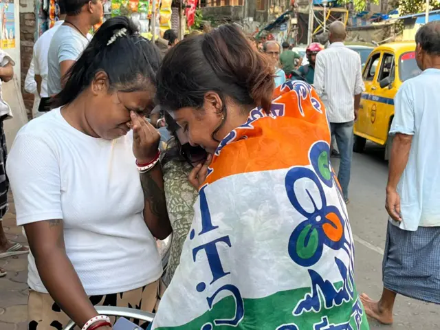 কালীঘাটে মমতা ব্যানার্জীর পাড়ায় তৃণমূল কংগ্রেস সমর্থকদের কান্না