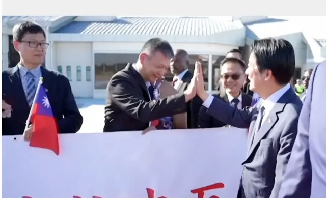 Perezida wa Taiwan ubwo yahanaga ikiganza n'umugabo wambaye ikositimu