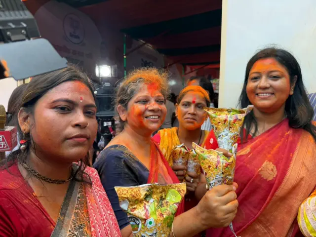 বিজেপি কার্যালয়ে ঝালমুড়ি বিতরণের ছবি।