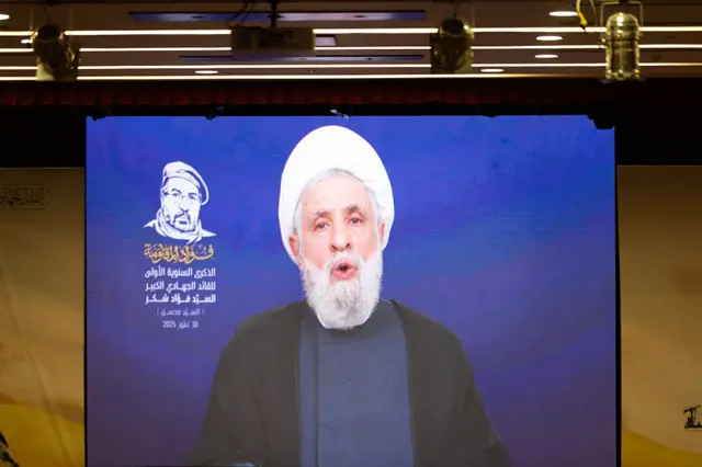 صورة أرشيفية بتاريخ 30 يوليو/تموز للأمين العام لحزب الله نعيم قاسم أثناء خطاب متلفز.