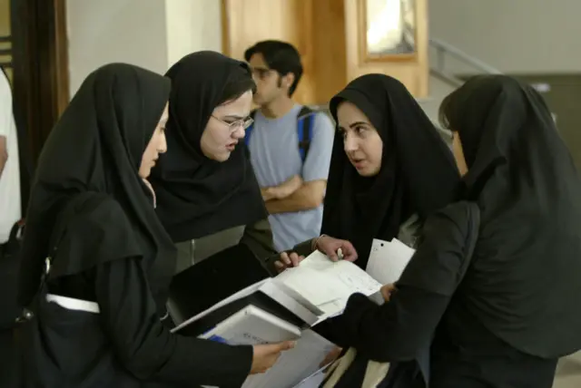 طالبات إيرانيات يدرسن في كلية الهندسة بجامعة طهران في 30 مايو/أيار 2005.
