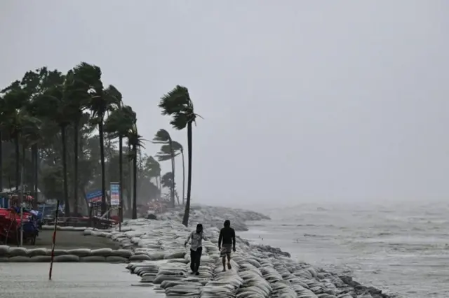 ঝড়ের সময় নদীর তীরের অবস্থা