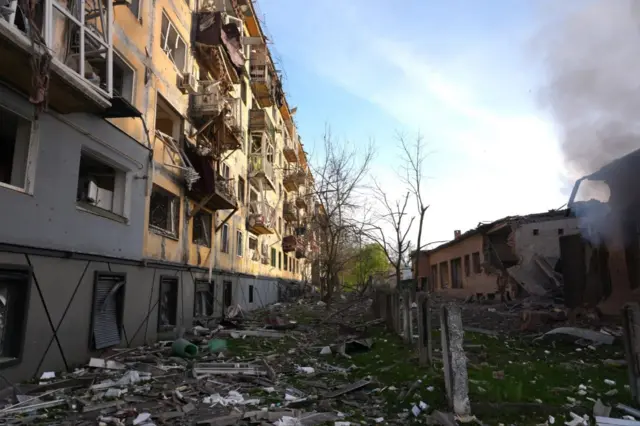 Поврежденные в результате удара дома.