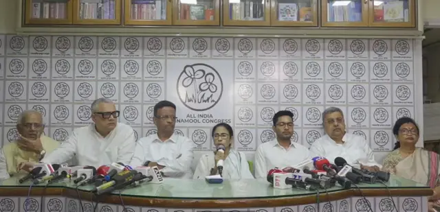 সাংবাদিকদের মুখোমুখি মমতা ব্যানার্জী ও তার দলের অন্যান্যরা।