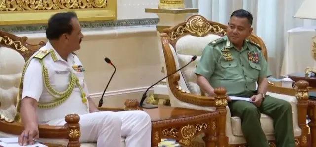 အိန္ဒိယ‌ရေတပ်ဦးစီးချုပ် ဗိုလ်ချုပ်ကြီး ဒီနေရှ် ကေ တရီပါသီနဲ့ စစ်‌ခေါင်းဆောင် ဗိုလ်ချုပ်ကြီး ရဲဝင်းဦးတို့ မေ ၄ ရက်က နေပြည်တော်မှာ တွေ့ဆုံနေတဲ့မြင်ကွင်း