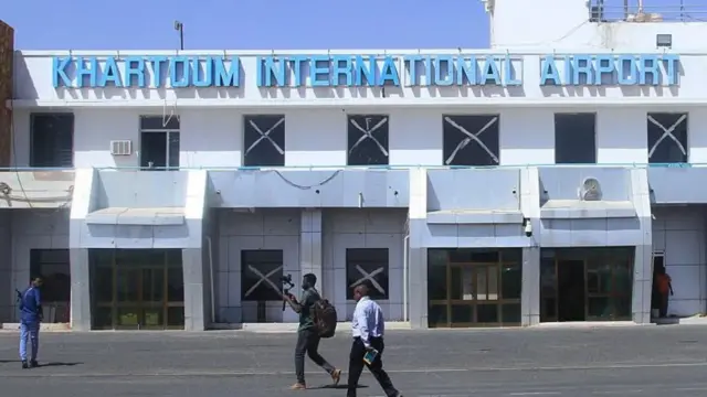 Abayobozi bavuga ko ibikorwa byo ku kibuga cy'indege, byagaragaye hano muri Gashyantare (2), byahagaritswe nyuma y'ibitero by'indege za drones