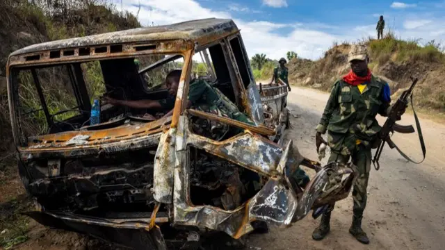 Ifoto y'abasirikare ba FARDC bariko barasuzuma aho ADF yagize igitero ku modoka zibiri kw’igenekerezo rya 7 Ndamukiza(4) 2021 i Mbau, muri Beni.