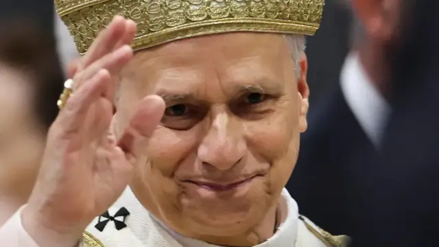 Ifoto ya Papa Leo azamuye ikiganza
