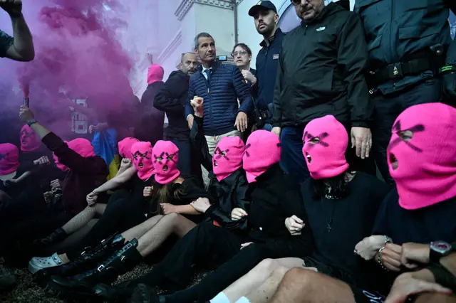 Участницы группы Pussy Riot около российского павильона