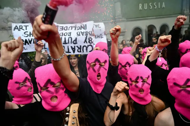 Участницы группы Pussy Riot около российского павильона
