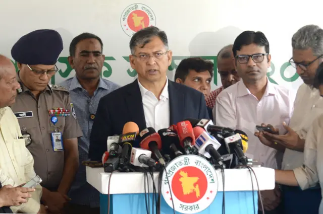 সংবাদ সম্মেলনে স্বরাষ্ট্রমন্ত্রী সালাহউদ্দিন আহমদ