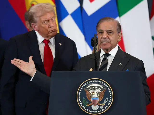 رئيس الوزراء الباكستاني، شهباز شريف، (يمين) وإلى جانبه الرئيس الأمريكي، دونالد ترامب، خلال قمة غزة في شرم الشيخ في 13 أكتوبر 2025