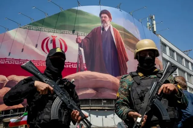Aabsirikare bari imbere y'ishusho nini y'umutegetsi w'ikirenga Mojtaba Khamenei i Tehran muri Iran
