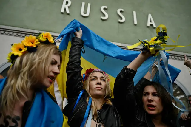 Участницы группы Femen около российского павильона