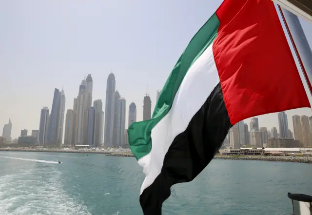 علم دولة الإمارات العربية المتحدة يرفرف فوق قارب في دبي