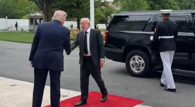 Lula e Trump se cumprimentam