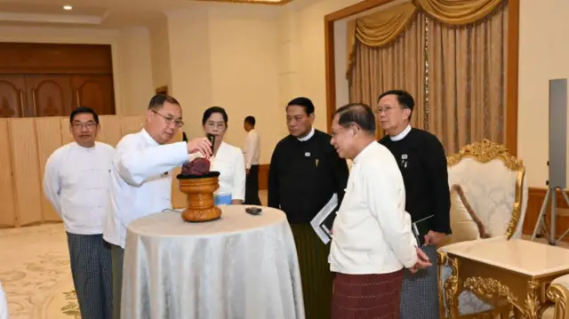 ပတ္တမြားပွင့်ကို ဦးမင်းအောင်လှိုင်နဲ့ သူ့အစိုးရအဖွဲ့ဝင်တွေ ကြည့်ရှုနေ