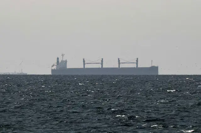 Ifoto y'ubwato bw'imizigo mu Kigobe, hafi y'umuhora wa Hormuz, nk'uko buboneka mu buraruko bwa Ras al-Khaimah, hafi y'urubibe n'ubutegetsi bwa Musandam muri Oman, mu ntambara hagati ya Amerika na Israel na Irani, muri Leta Zunze Ubumwe z'Abarabu, itariki 11 z'ukwezi kwa gatatu 2026.
